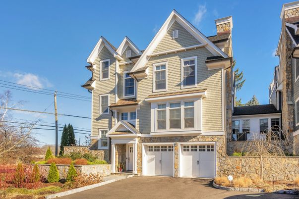 Attached, Exterior, Facade, Queen Anne Victorian
