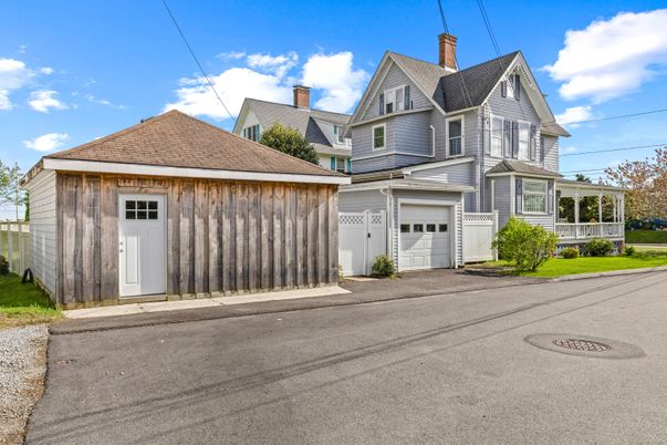 Attached, Exterior, Facade, Queen Anne Victorian