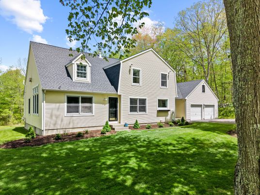 Attached, Exterior, Facade, Cape Cod