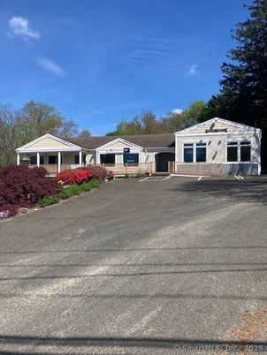 Exterior, Facade, Ranch
