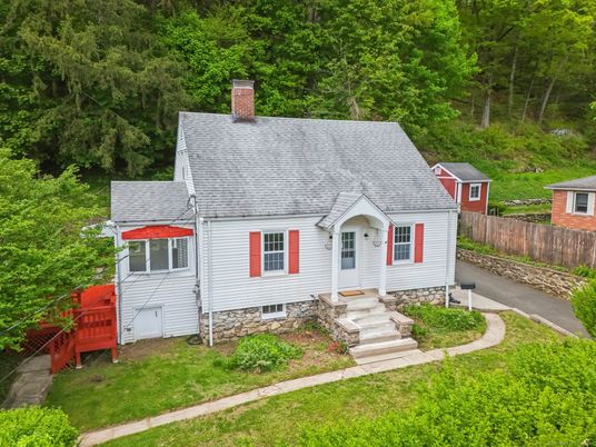 Exterior, Facade, Cape Cod