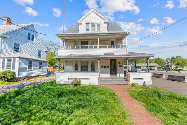 Exterior, Facade, American Foursquare