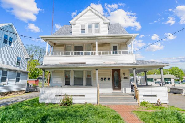 Exterior, Facade, American Foursquare