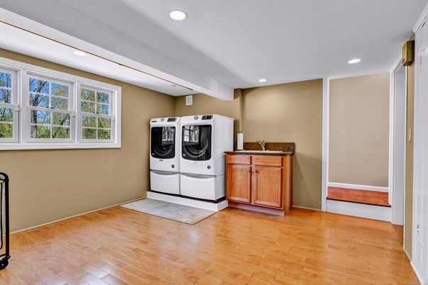 Interior, Recessed Lighting, Washer, Wood Texture Flooring