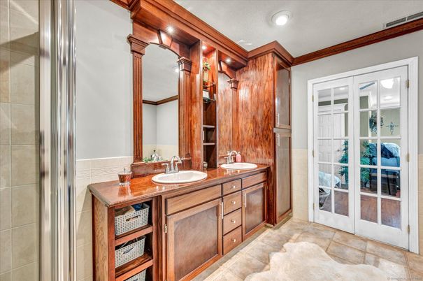 Bathroom, Dual Sink Vanities, Interior, Recessed Lighting