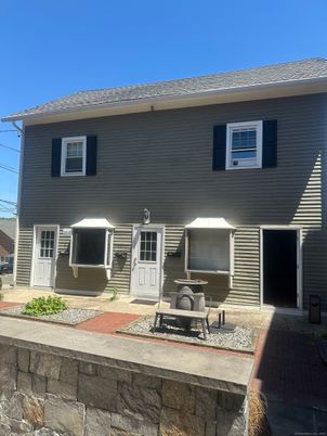 Exterior, Facade, Split Level