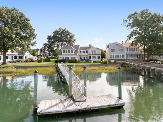 Exterior, Lake