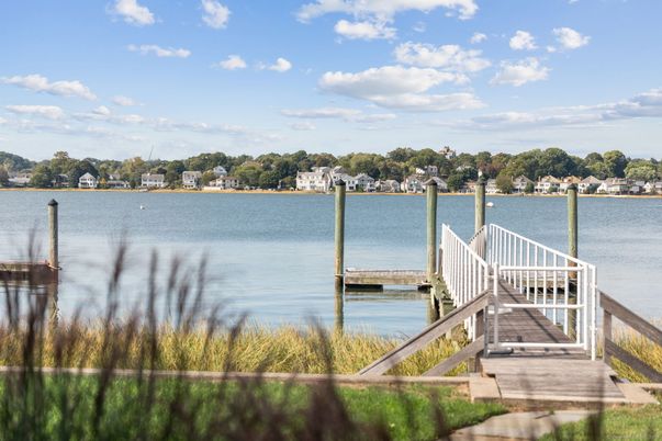 Exterior, Lake