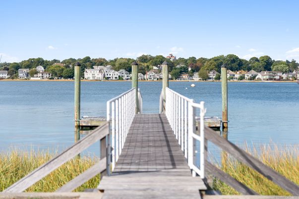 Exterior, Lake