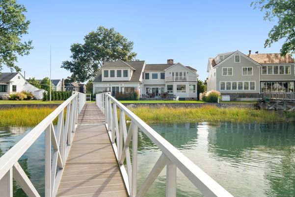 Exterior, Lake