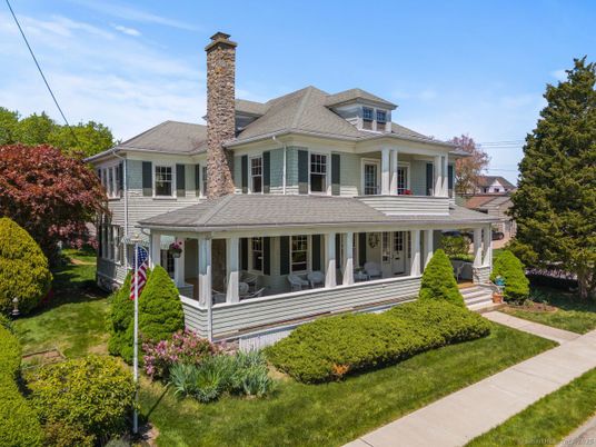 Exterior, Facade, American Foursquare