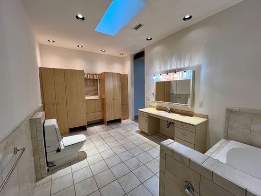 Bathroom, Dual Sink Vanities, Interior, Recessed Lighting