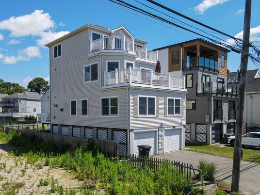 Attached, Exterior, Facade, Queen Anne Victorian