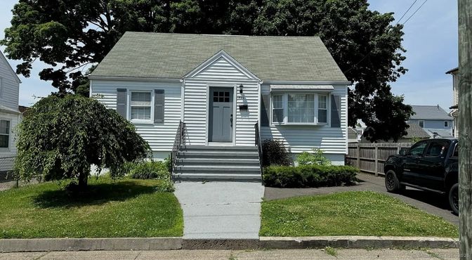 Exterior, Facade, Cape Cod