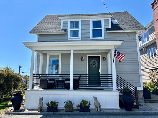 Exterior, Facade, American Foursquare