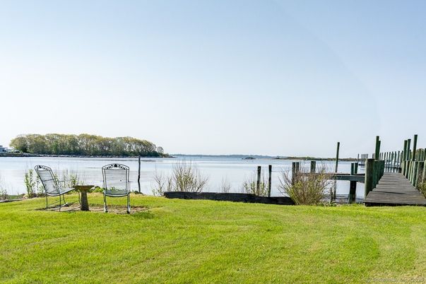 Exterior, Lake