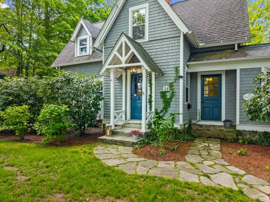 Exterior, Facade, Queen Anne Victorian