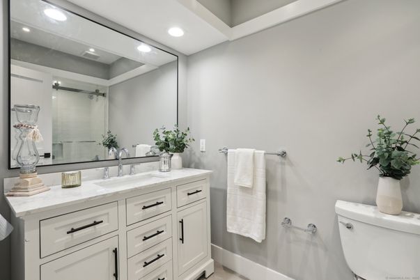 Bathroom, Dual Sink Vanities, Interior, Recessed Lighting