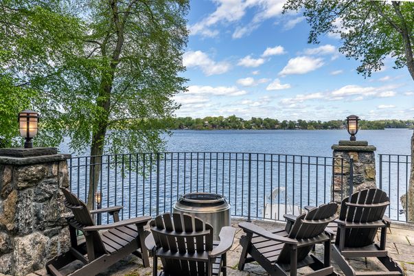 Exterior, Lake