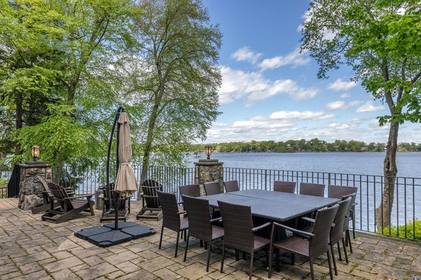 Exterior, Lake