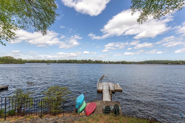 Exterior, Lake