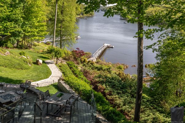 Exterior, Lake
