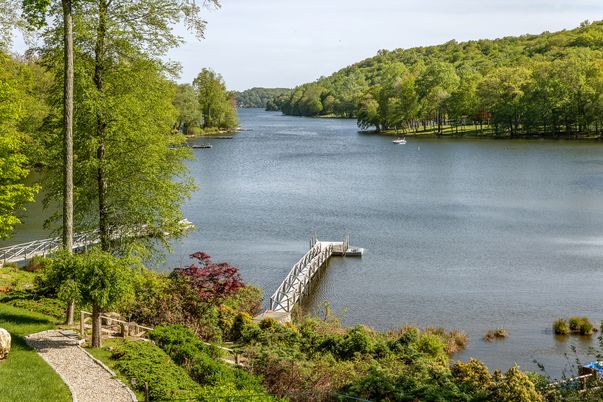 Exterior, Lake