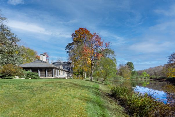 Exterior, Lake