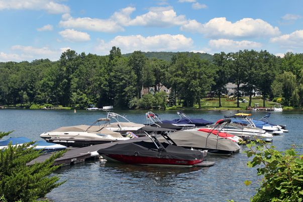 Exterior, Lake