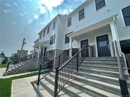 Exterior, Facade, Rowhouse