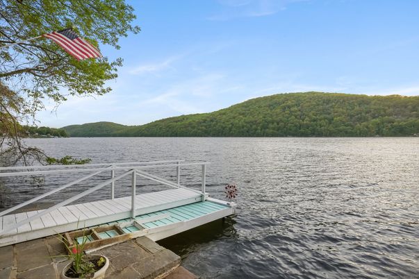 Exterior, Lake