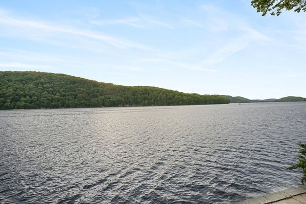 Exterior, Lake