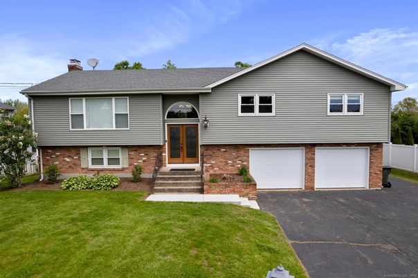 Attached, Exterior, Facade, Brick Facade, Raised Ranch
