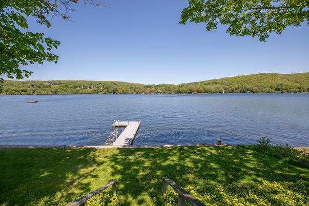 Exterior, Lake