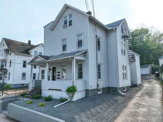 Exterior, Facade, Farmhouse