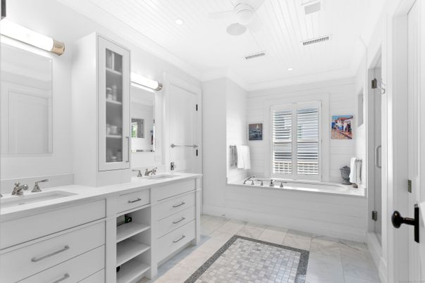 Bathroom, Dual Sink Vanities, Interior, Recessed Lighting