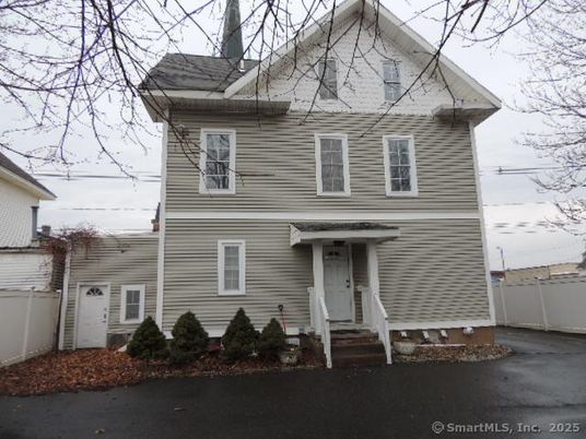 Exterior, Facade, American Foursquare