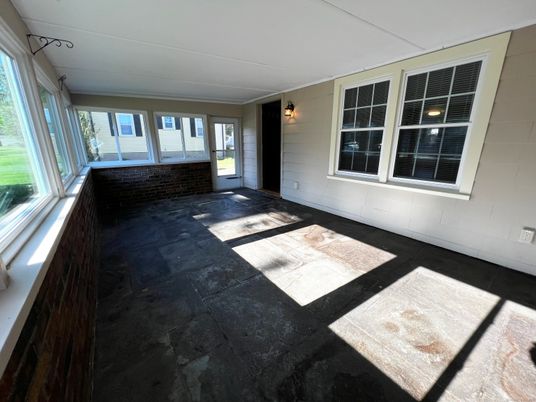 Empty room, Interior