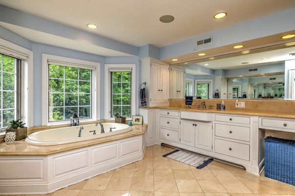 Bathroom, Dual Sink Vanities, Interior, Recessed Lighting