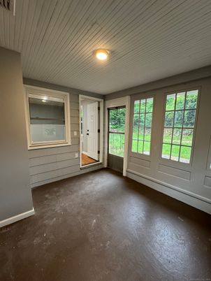 Empty room, Interior