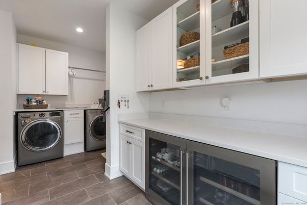 Interior, Recessed Lighting, Washer, Wood Texture Flooring