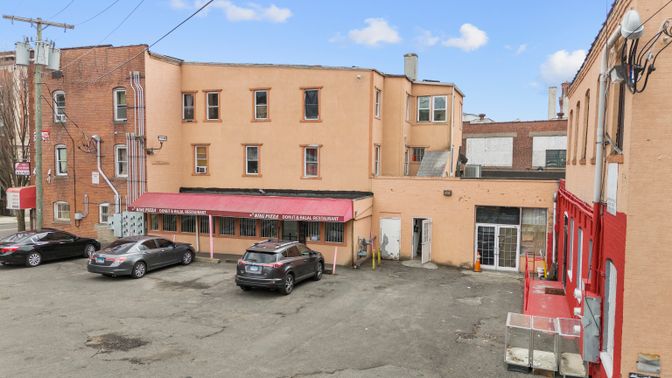 Exterior, Facade, Rowhouse
