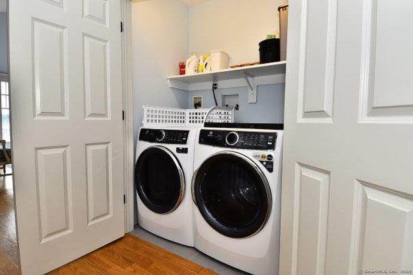 Interior, Utility Closets, Washer, Wood Texture Flooring