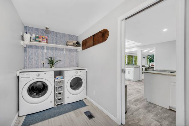 Interior, Recessed Lighting, Washer, Wood Texture Flooring