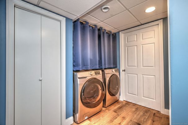 Interior, Recessed Lighting, Washer, Wood Texture Flooring