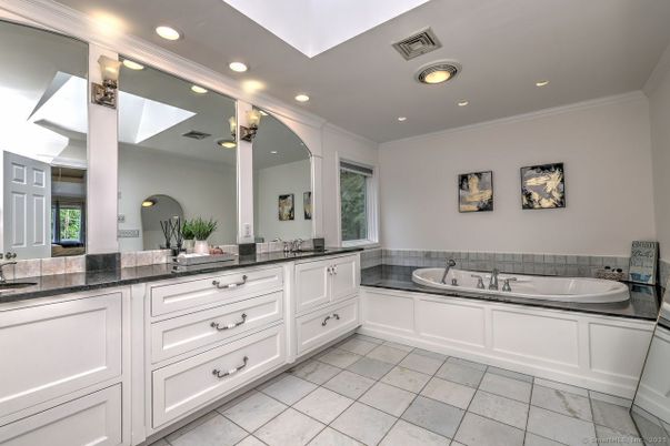 Bathroom, Dual Sink Vanities, Interior, Recessed Lighting