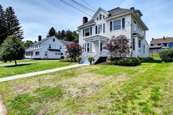 Attached, Exterior, Facade, Queen Anne Victorian
