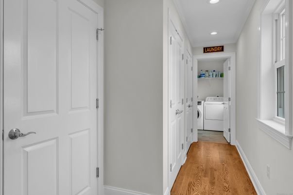 Interior, Recessed Lighting, Washer, Wood Texture Flooring