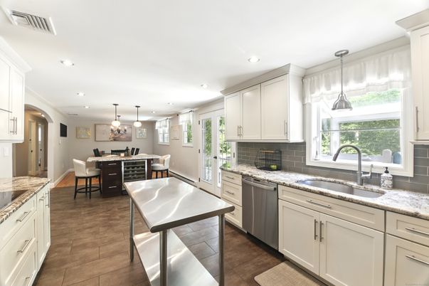 Dining room, Interior, Kitchen, Pendant Lights, Recessed Lighting, Stainless Steel Appliances