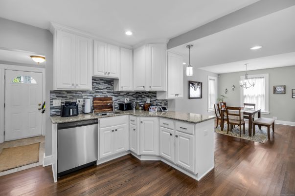 Chandelier, Dining room, Interior, Kitchen, Pendant Lights, Recessed Lighting, Wood Texture Flooring